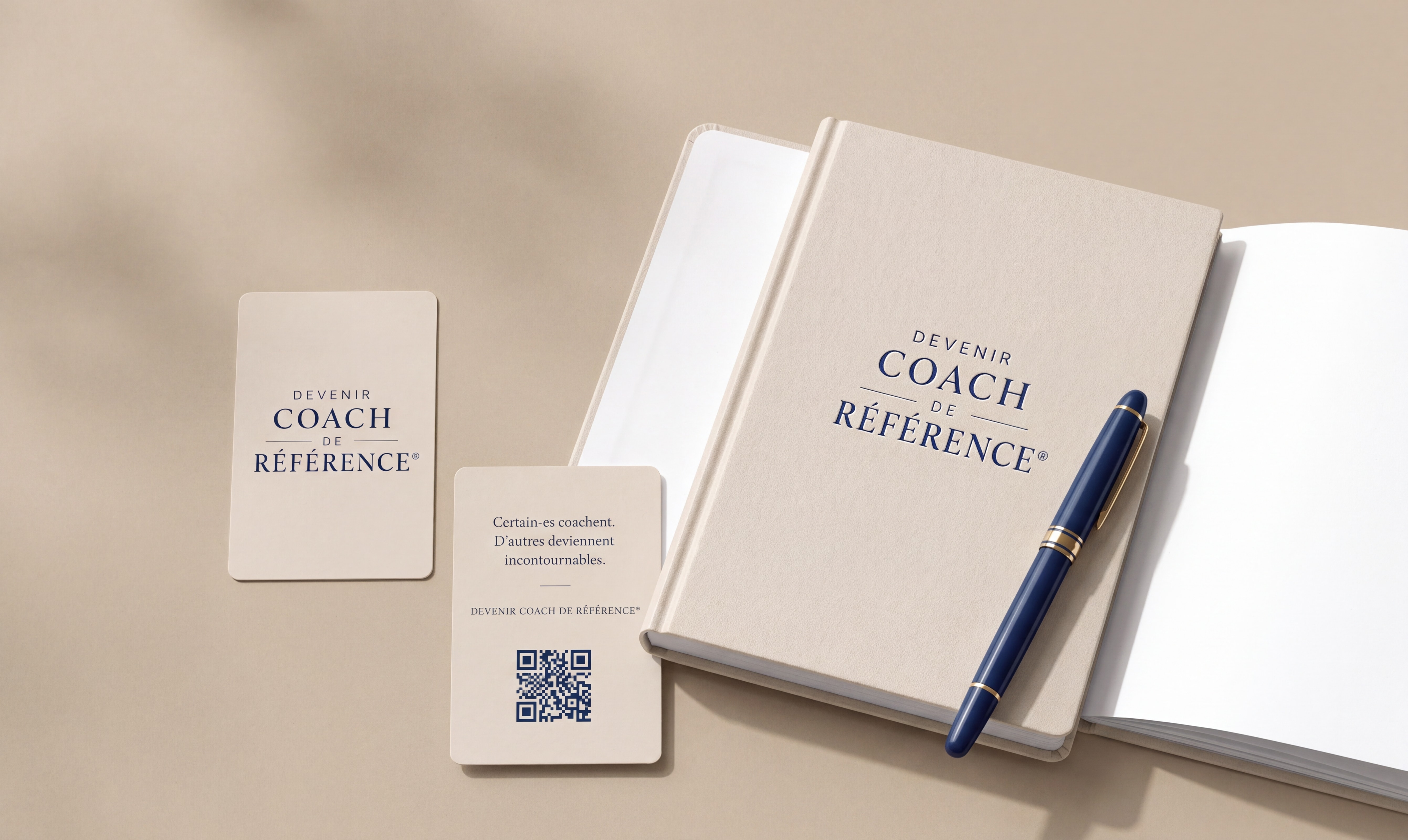 Carnet et cartes du label Coach de Référence, disposés sur un bureau